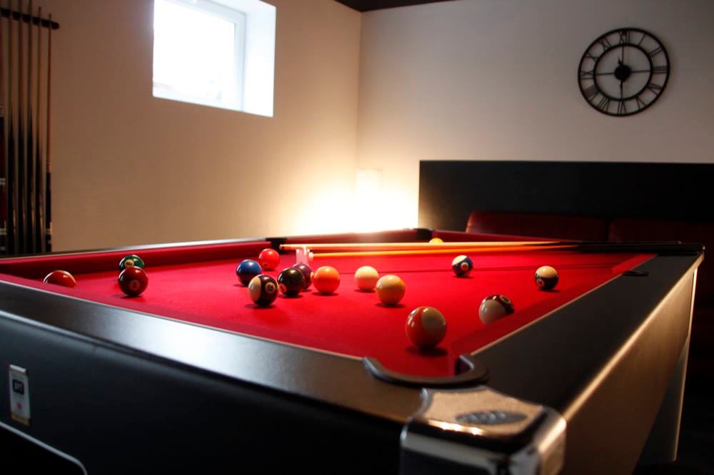 Billard américain au tapis rouge dans la salle de jeux de La Grange d'Hélène