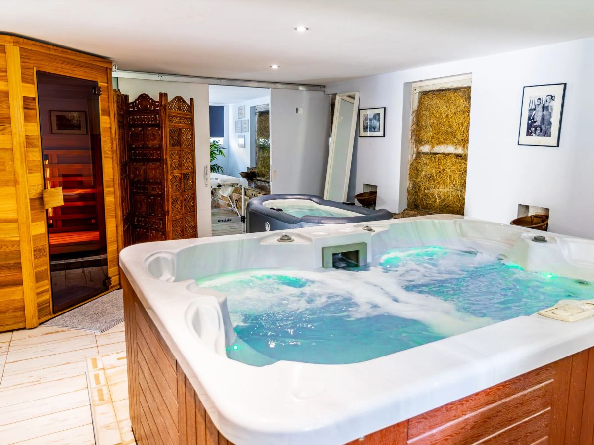 Espace détente intérieur avec sauna infrarouge et jacuzzi