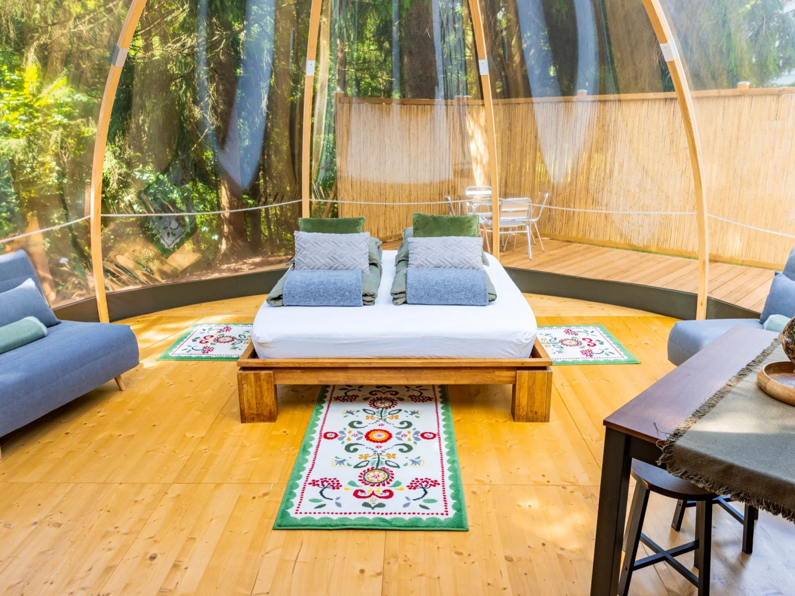Intérieur du Wigwam avec ses lits et son coin salon