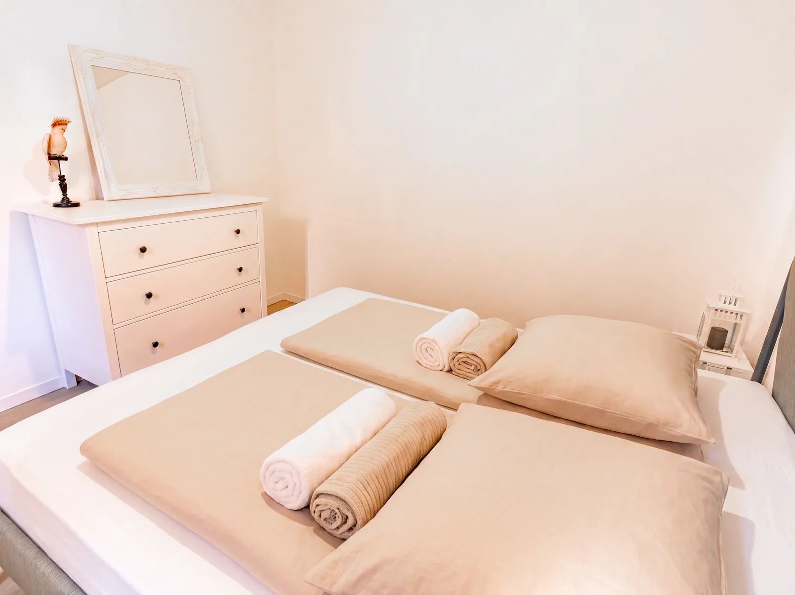 Chambre double de La Petite Grange avec commode et linge de lit beige