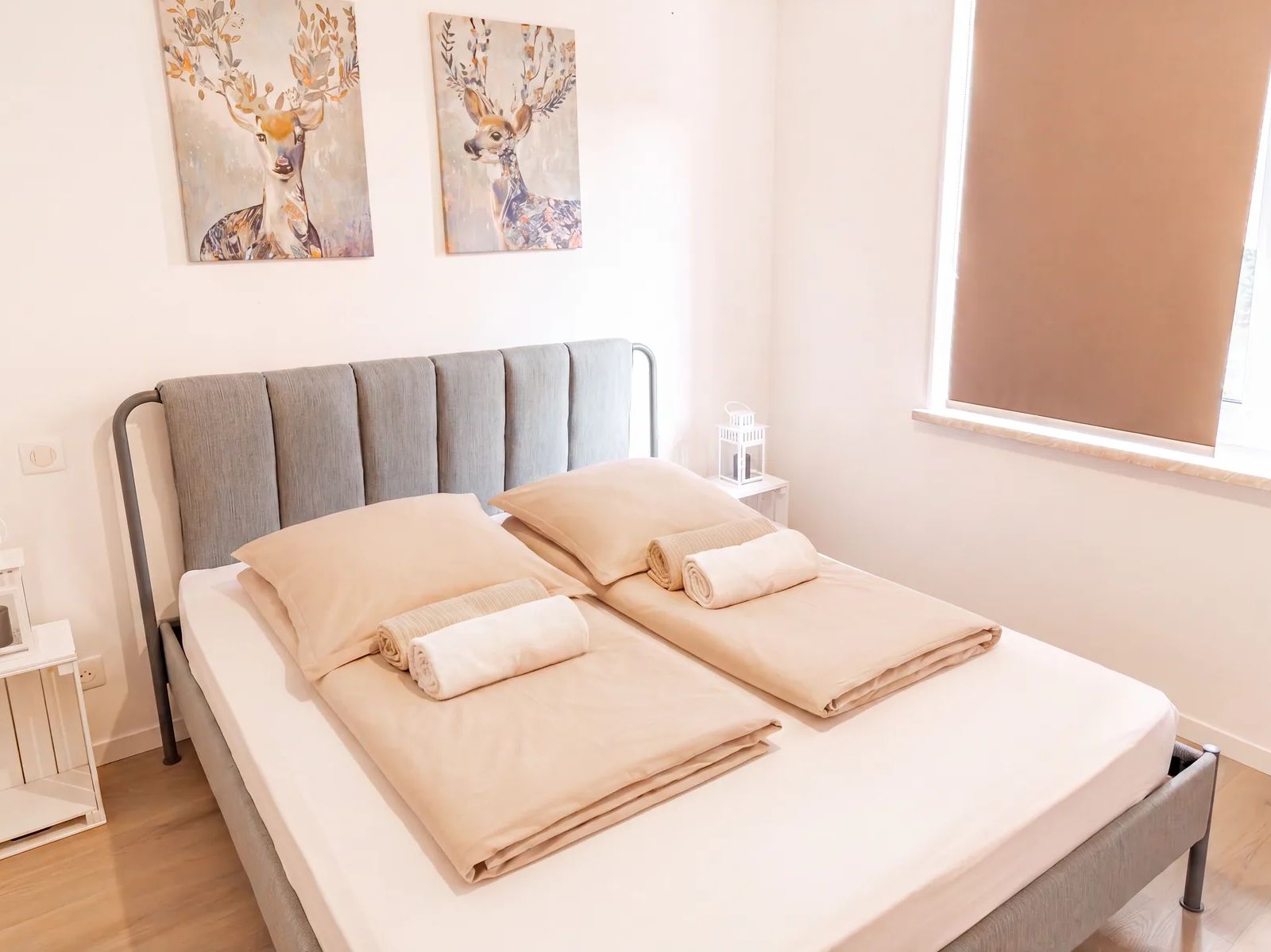 Chambre double de La Petite Grange éclairée par une fenêtre latérale