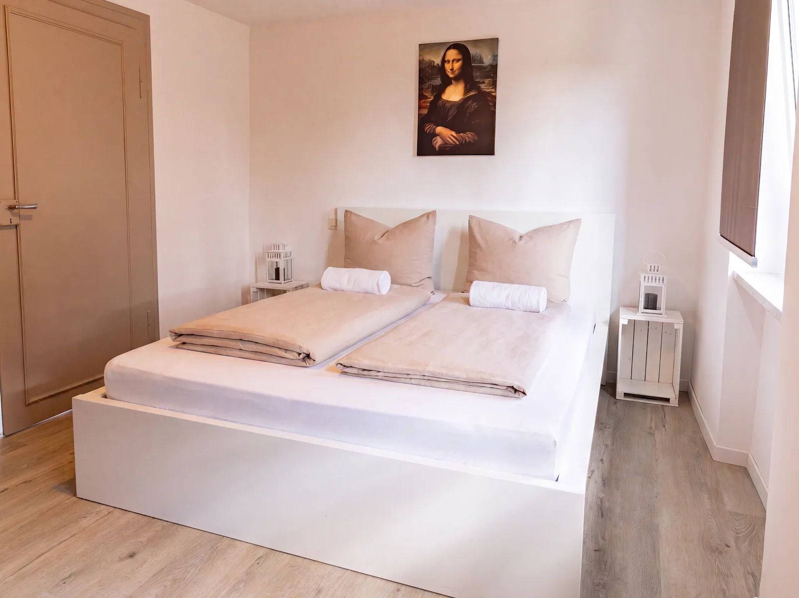 Chambre double de La Petite Grange avec chevet et décoration murale
