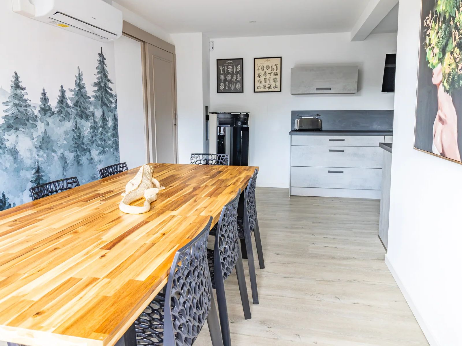 Grande table en bois de La Petite Grange entre salle à manger et cuisine