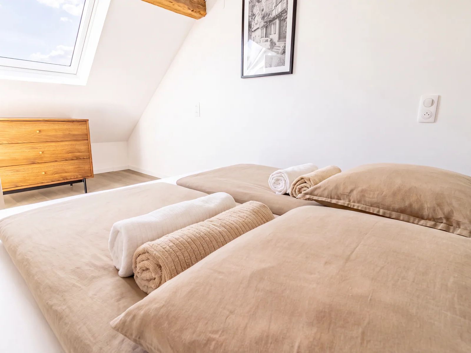 Chambre mansardée de La Petite Grange avec fenêtre de toit