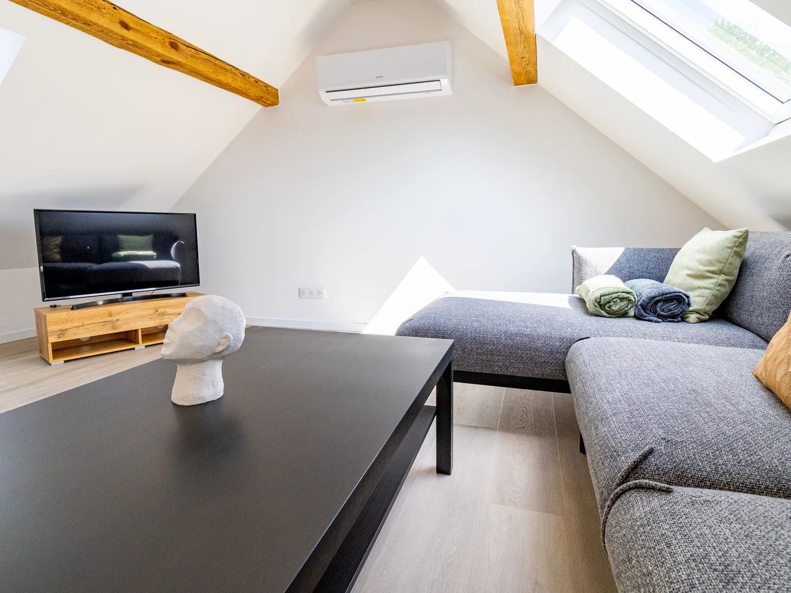 Salon mansardé climatisé de La Petite Grange