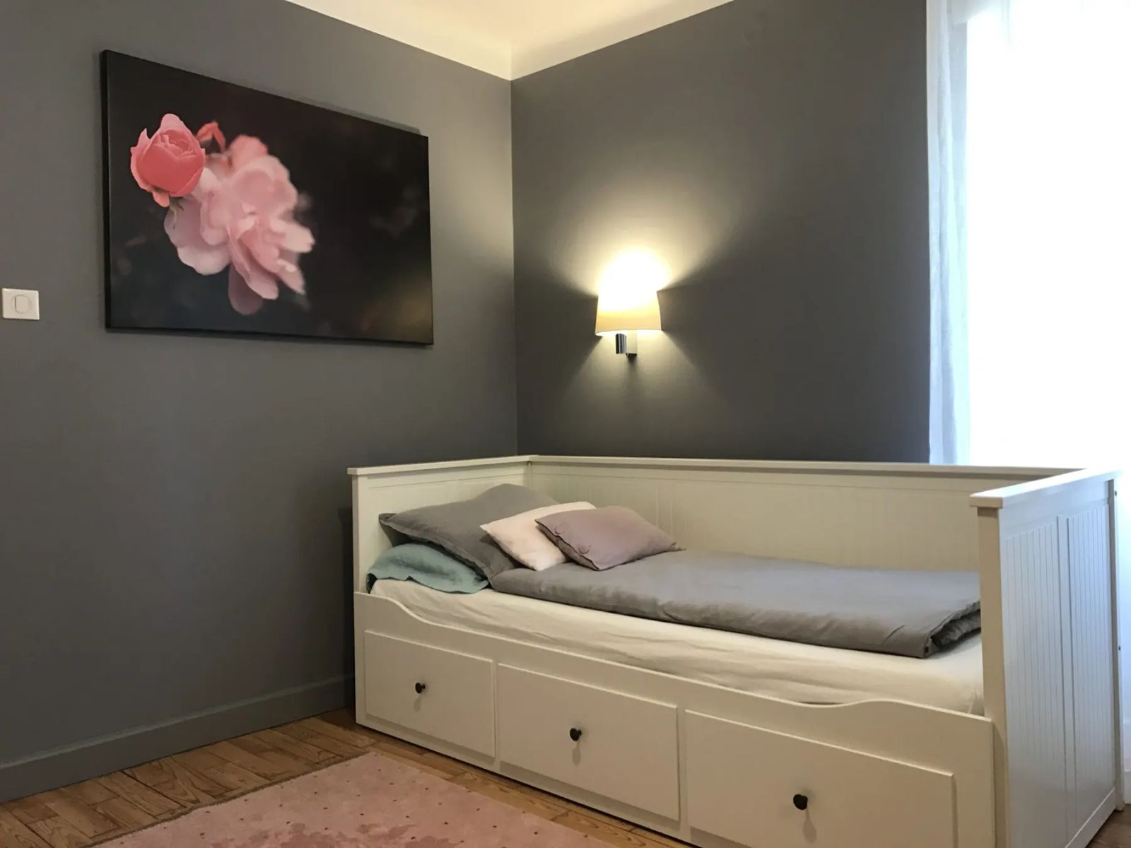 Second espace nuit de La Suite avec lit gigogne et tableau floral
