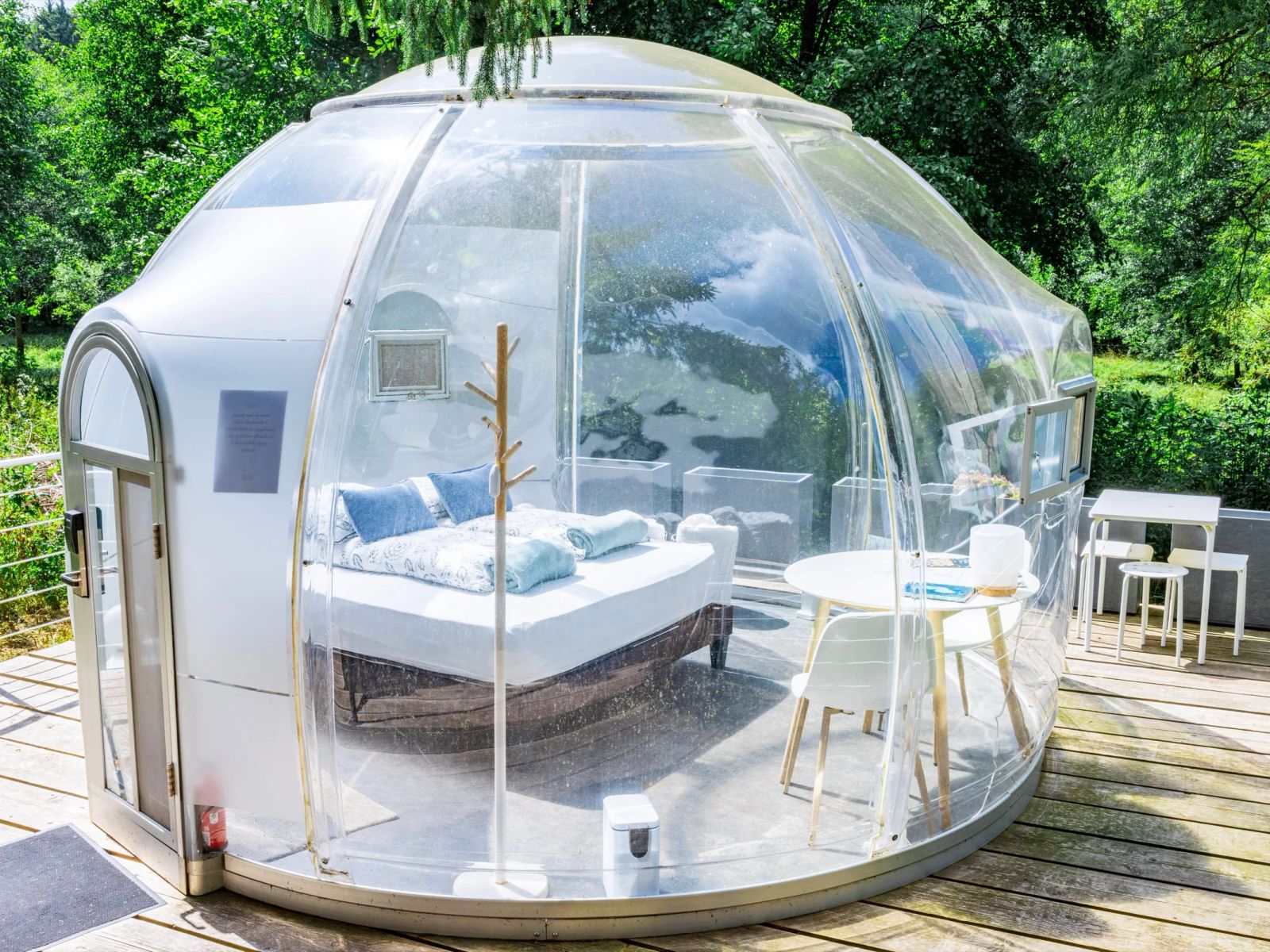 Le Dôme depuis la terrasse en bois, entouré par la forêt