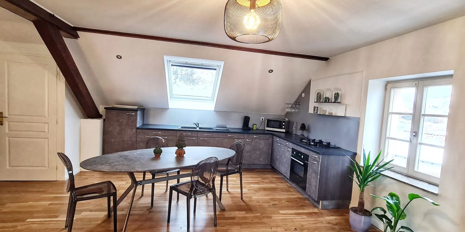 Cuisine équipée et coin repas du Gîte de l'Alchimiste