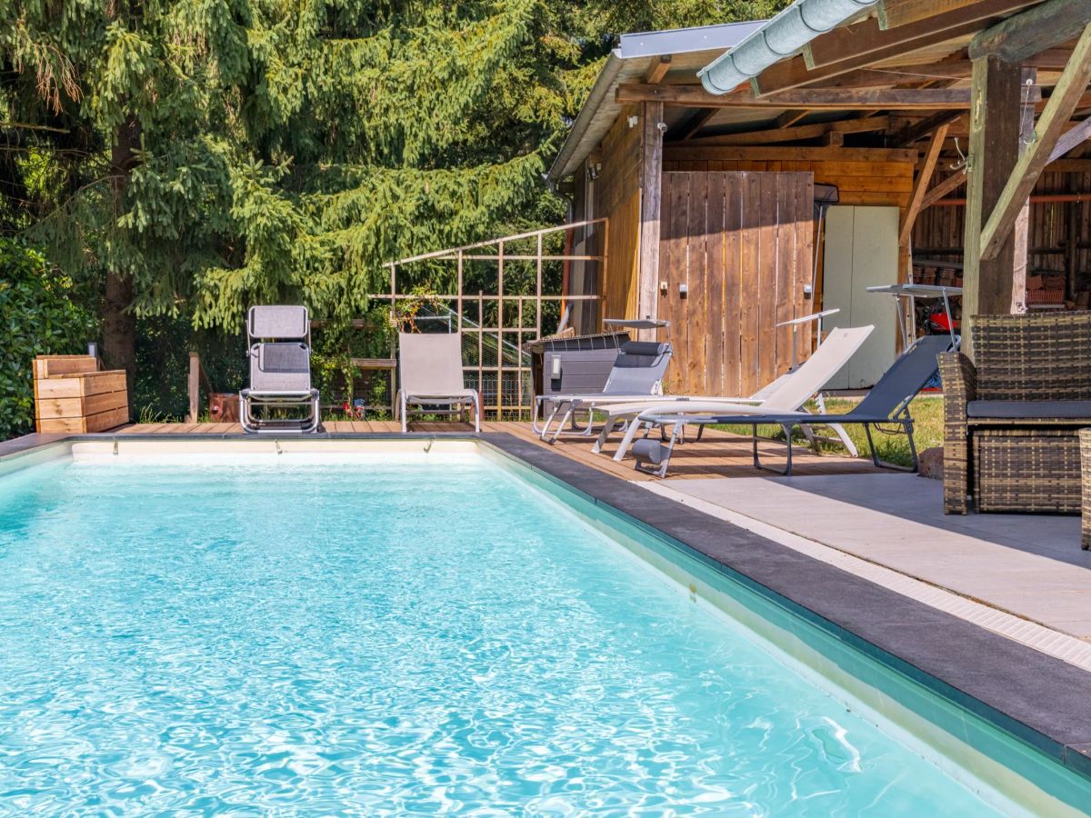 Piscine extérieure chauffée avec terrasse en bois