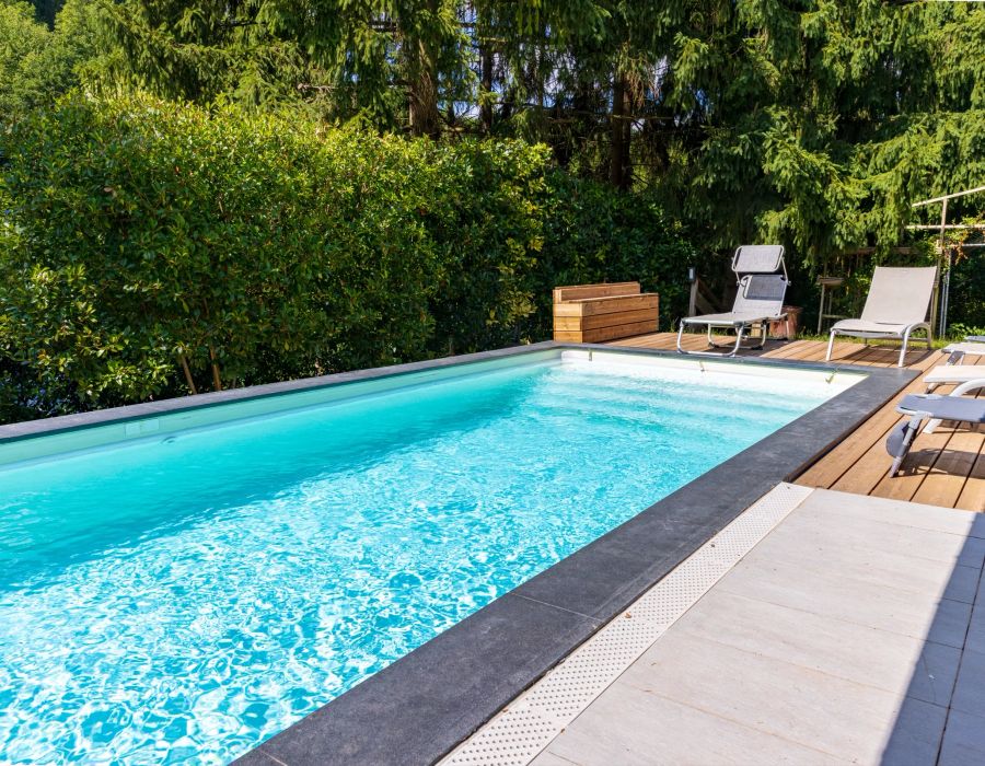 Piscine extérieure chauffée et espace de repos